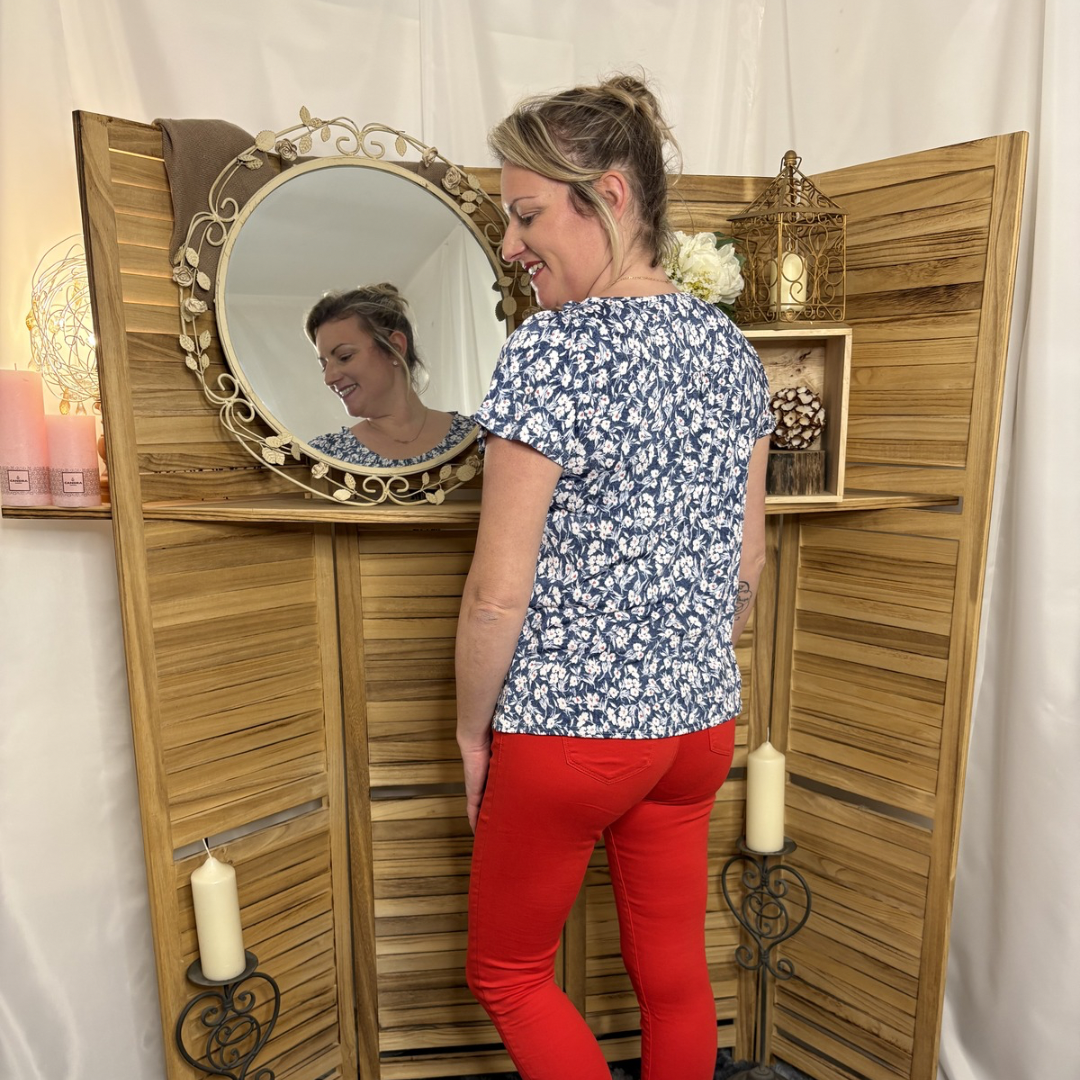 Blouse Fleuri Fond bleu fleur blanche